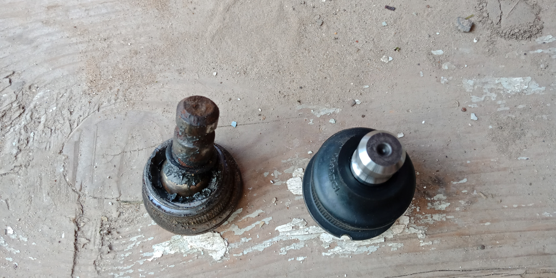 Замена левой шаровой опоры со снятием рычага. — Nissan Note (1G), 1,6 л ...
