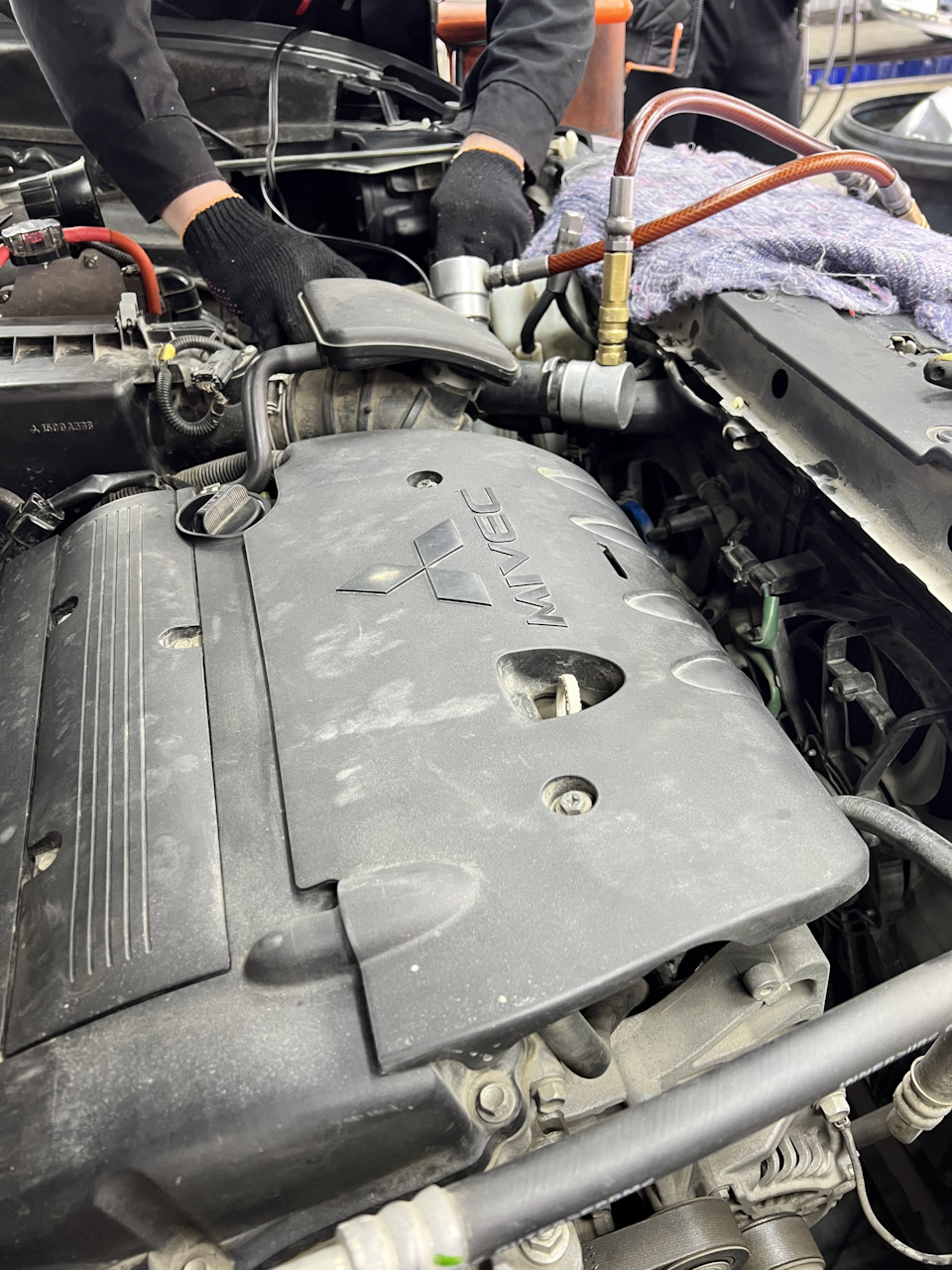 Замена антифриза аппаратом с промывкой — Mitsubishi Outlander (3G), 2 л ...