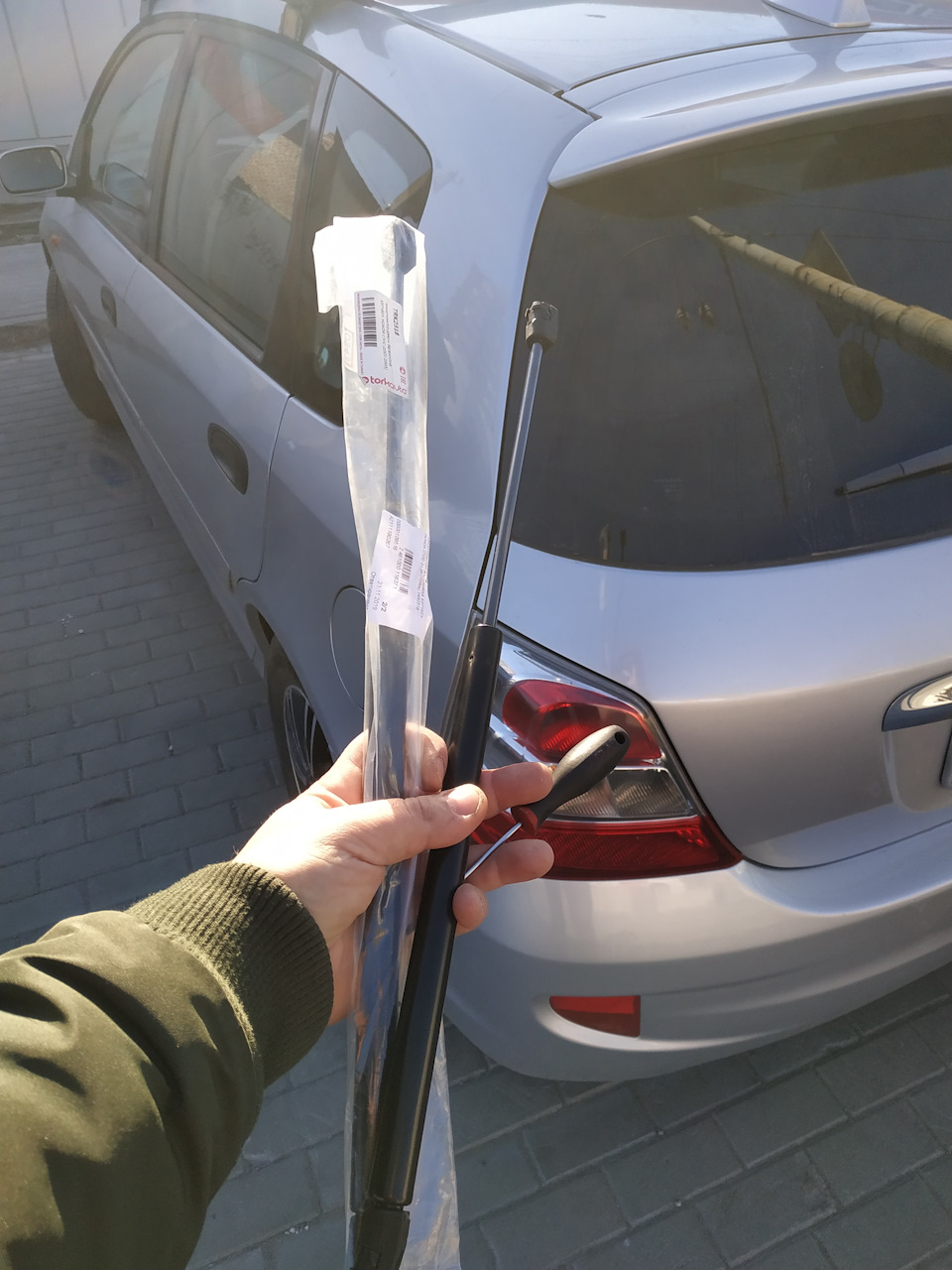 Амортизаторы багажника — Honda Civic Hatchback (7G), 1,4 л, 2001 года ...