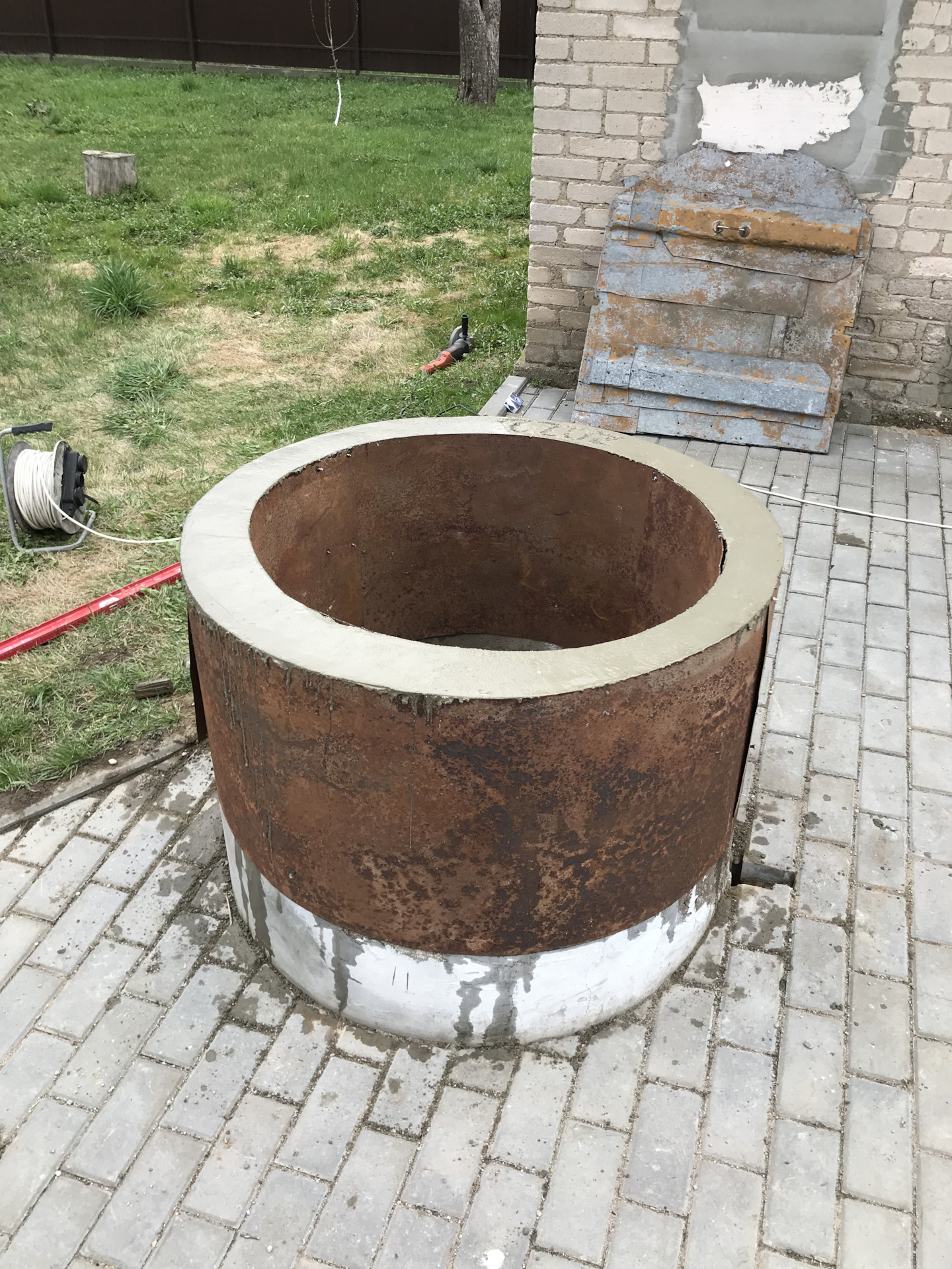 Нарастить колодец. Горловина канализационного колодца. Жби кольцо газ 3309. Кольца для выгребной ямы. Колодец водопроводный из кирпича.