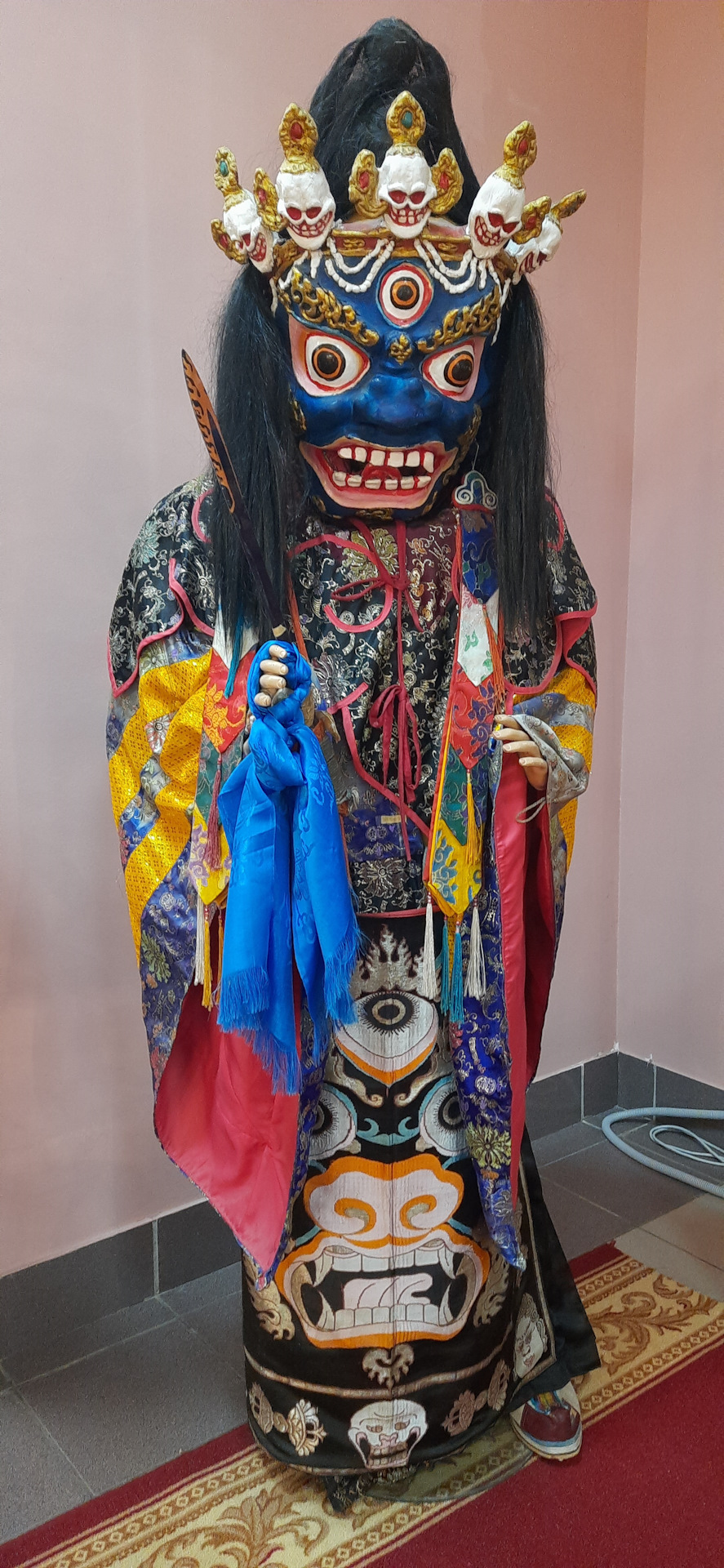 Не хотел бы я встретить этого страшилища в тёмном переулке! А ведь это всего лишь костюм для древней буддийской церемонии Цам. — Jeep Cherokee (KL)