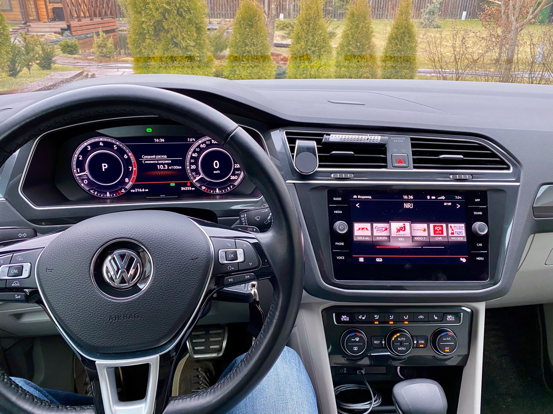 Volkswagen carplay. Volkswagen Tiguan 2017 магнитола. Volkswagen Tiguan II салон. Tiguan 2 салон. VW Tiguan 2 салон.