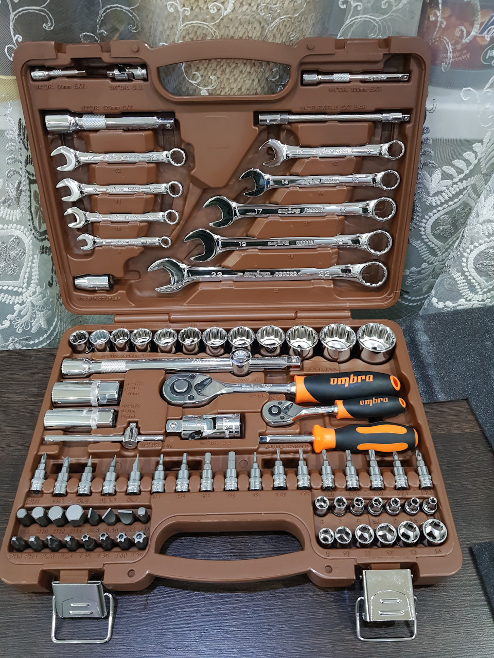 Плохой инструмент. Набор инструментов в подарок мужчине. Инструмент в подарок мужчине. Набор инструментов ombra omt101s 101 предмет. Мужчина с набором инструментов.