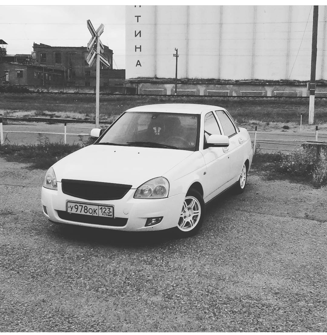 Приора белые кроссовки. Белая Приора. Белая Приора у474св