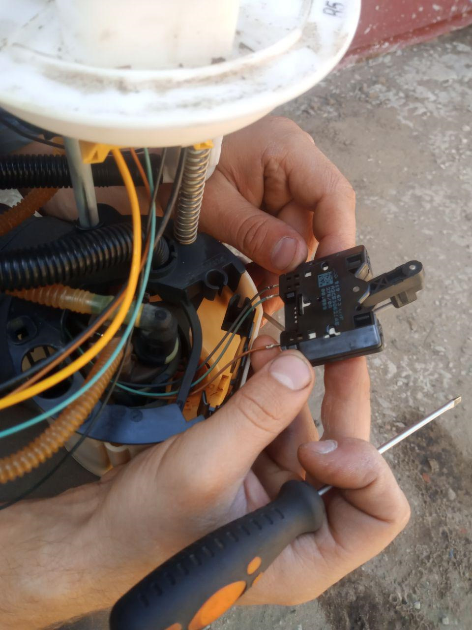 Замена фильтра в топливном насосе. — Volkswagen Passat B6, 1,4 л, 2009 ...