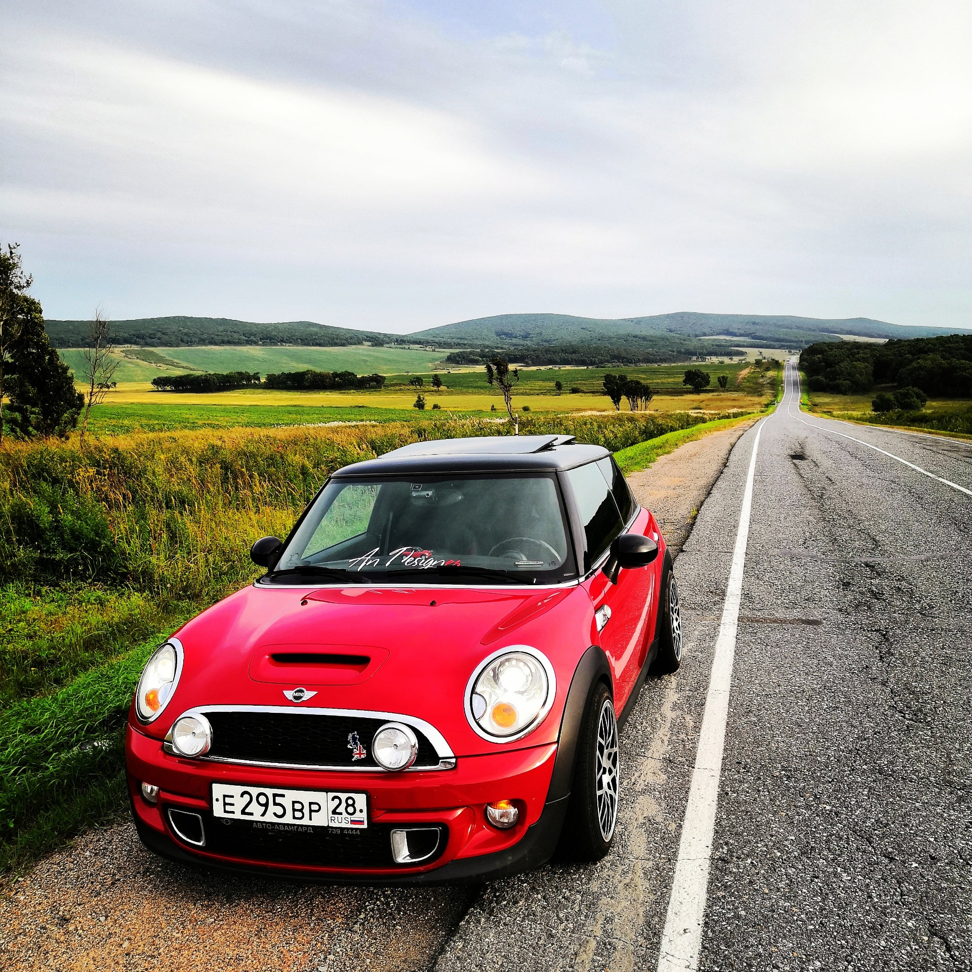 Владелец мини. Mini Cooper mk2. Mini Cooper s II. Мини Купер путешественник. Mini Cooper лето.