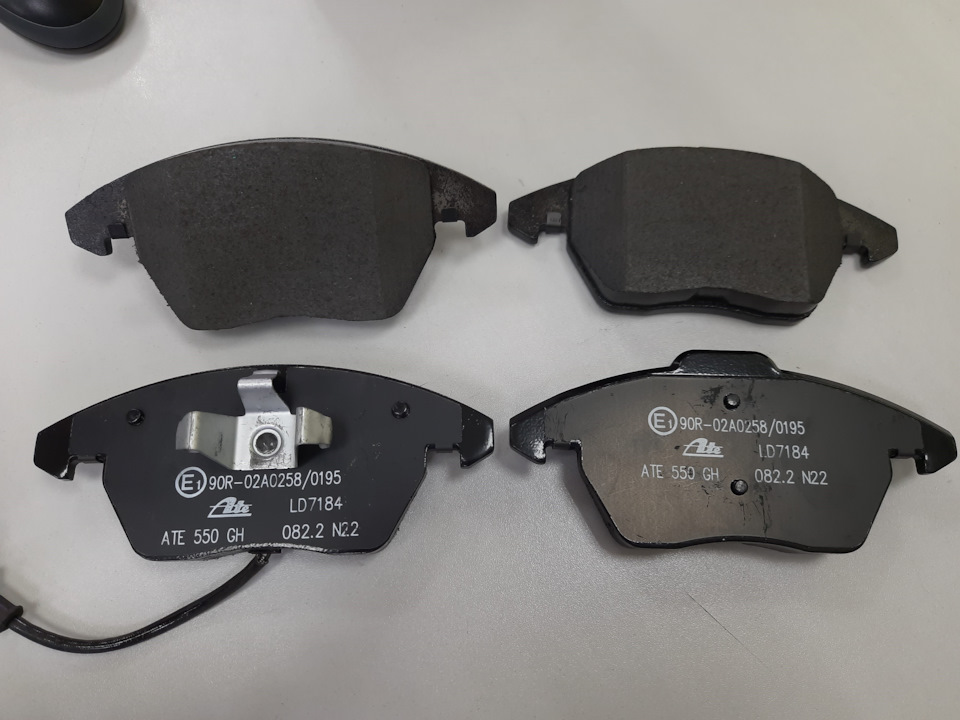 ATE Ceramic 13047071842 — Volkswagen Passat B7. Запчасти на фото: 13047071842