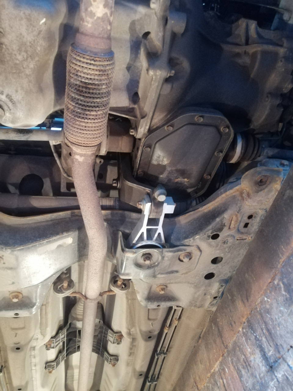 Заменил заднюю подушку двигателя — Opel Corsa D, 1,2 л, 2012 года ...