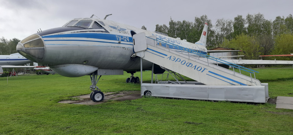 Ту-124. В этот самолёт открыт доступ всем посетителям. Можно как посидеть в салоне, так и побывать за его штурвалом. Из интересного отмечу, что это первый отечественный реактивный ближнемагистральный авиалайнер, он был создан с использованием элементов пассажирского планера Ту-104. Всего было построено 165 экземпляров. — Jeep Cherokee (KL)