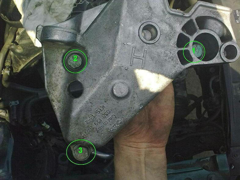 Болты кронштейна подушки двигателя — Skoda Octavia A4 Mk1, 1,6 л, 2001 ...