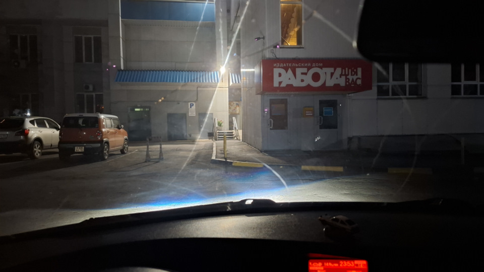Вид с водительского сидения. Да, можно бы и подстроить, чтобы дальше смотрела в бесконечность, но мне достаточно такого. Общую освещенность ночью это повышает. В совокупности с головным светом картинка приятней глазу, чем без птф — Hyundai i20 (1G)