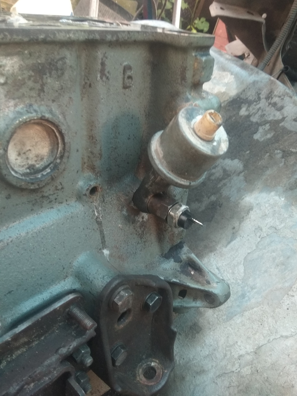 Прикрутил пробник и баченок от шестёрки, хочу поставить стрелочный указатель давления масла — Lada 2120 Надежда