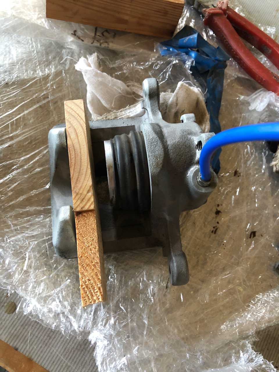 это я еще на столе наивно компрессор только подключил и думал, что поршень выскочит — Toyota Crown (S120)