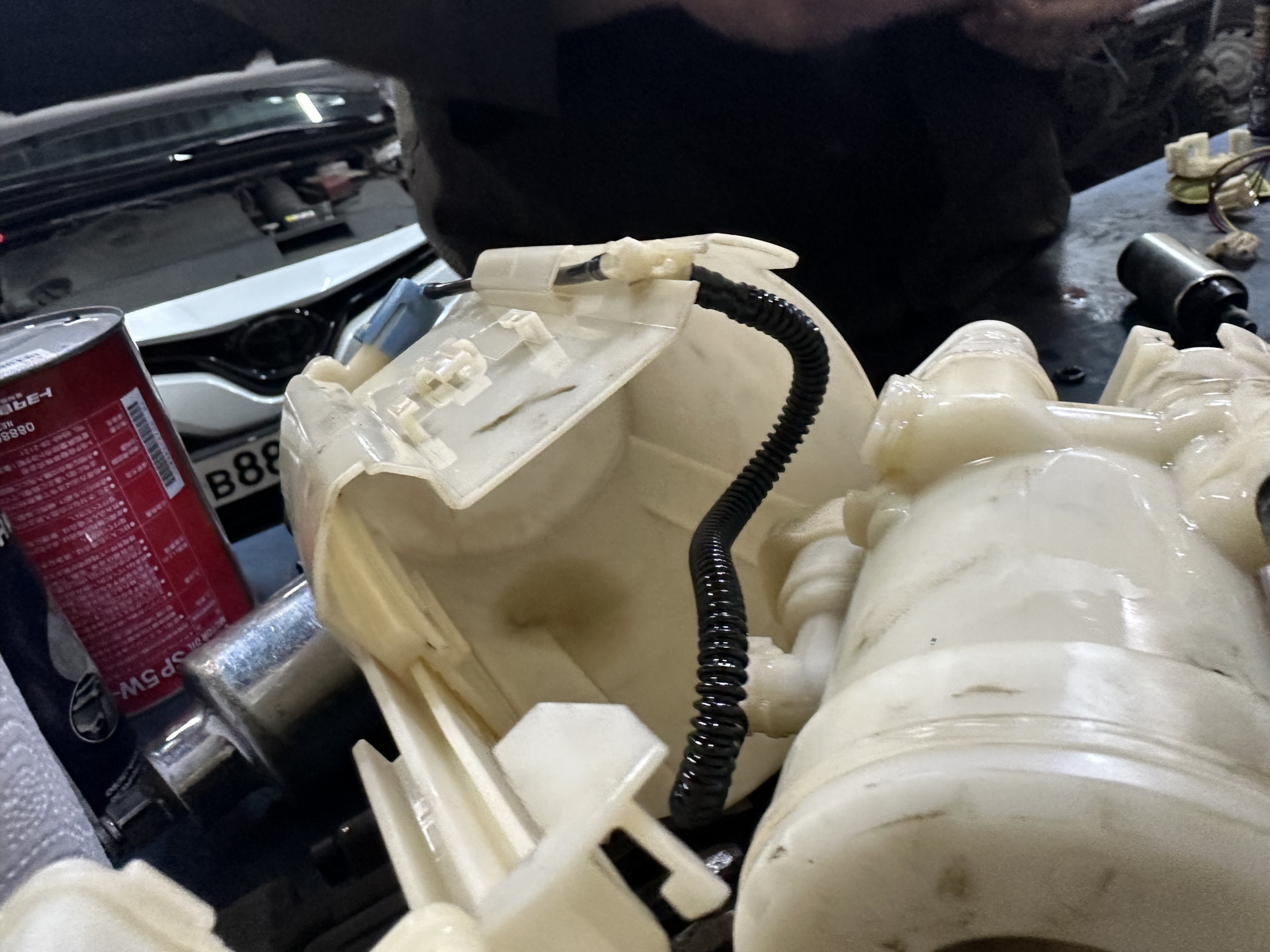 Замена топливного фильтра — Toyota Camry (XV70), 3,5 л, 2018 года ...