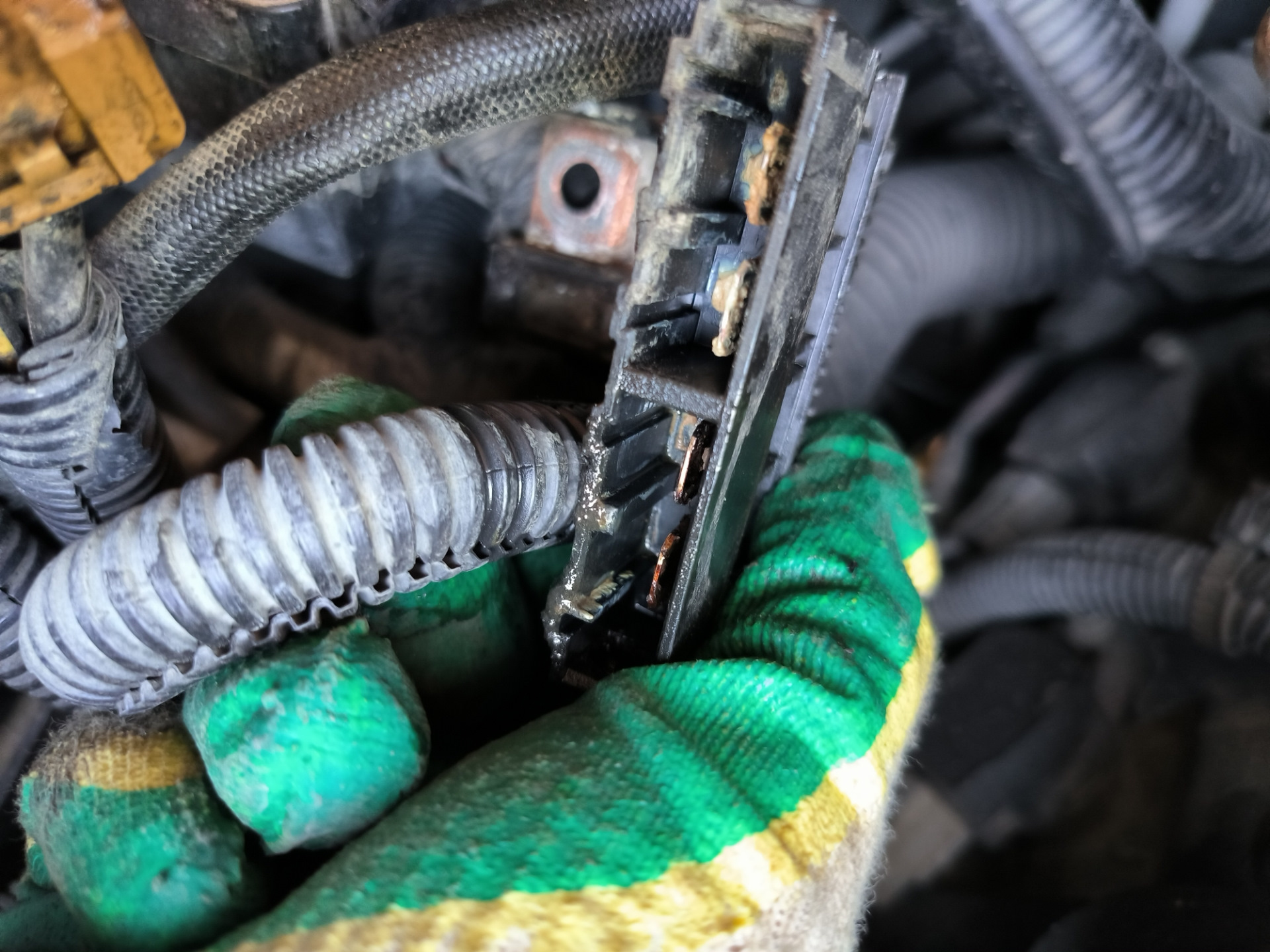 На ходу загорается лампа АКБ и BRAKE — Infiniti QX56 (1G), 5,6 л, 2007 ...