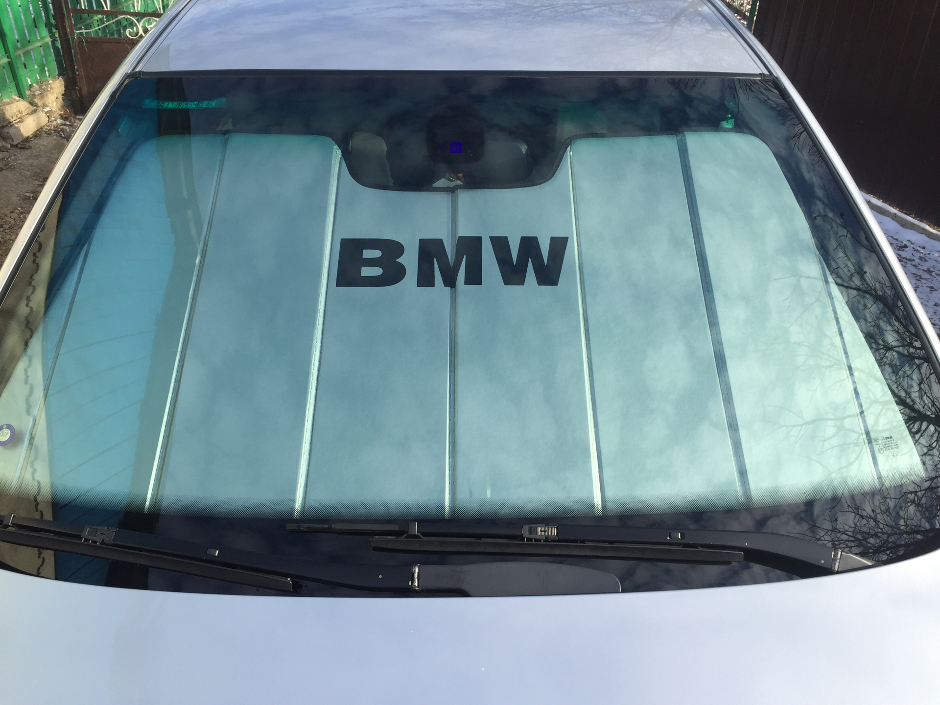 Шторка е39. Лобовое стекло БМВ е39 оригинал. Лобовое стекло BMW x3 e83. Шторка солнцезащитная лобового стекла BMW e60. BMW e39 солнцезащитная шторка.