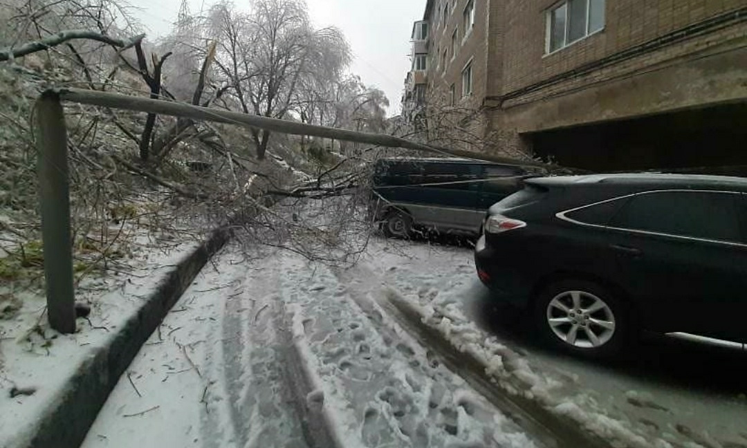 Владивосток в ноябре. Владивосток Обледенение 19.11.2020. Ледяной дождь во Владивостоке 2020. Ледяной дождь Владивосток 18 ноября 2020. Владивосток 19 ноября 2020.