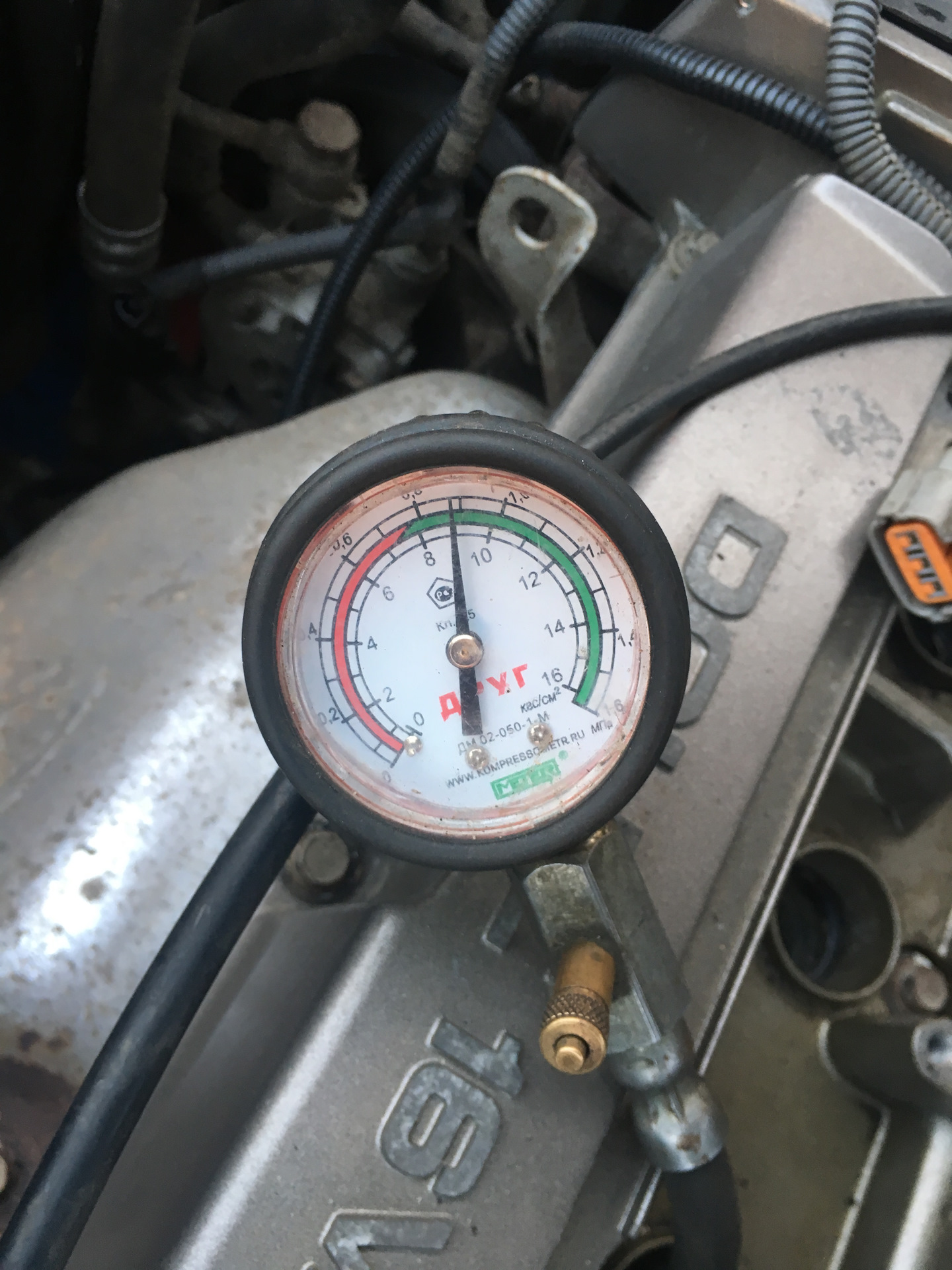 Литр компрессии. Литр компрессии. Измерение компрессии в цилиндрах дизельного двигателя д-240. Компрессия хонда аккорд 8 2. Как замерить компрессию на камминз 3.