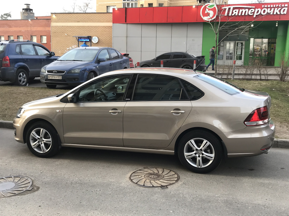 Травка зеленеет, Солнышко блестит; Ласточка с весною В сени к нам летит ...