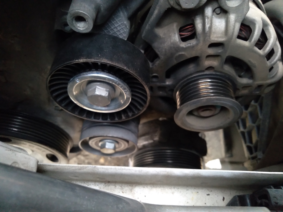 Новый обводной ролик 1J0145276B — Volkswagen Polo Sedan. Запчасти на фото: 1J0145276B