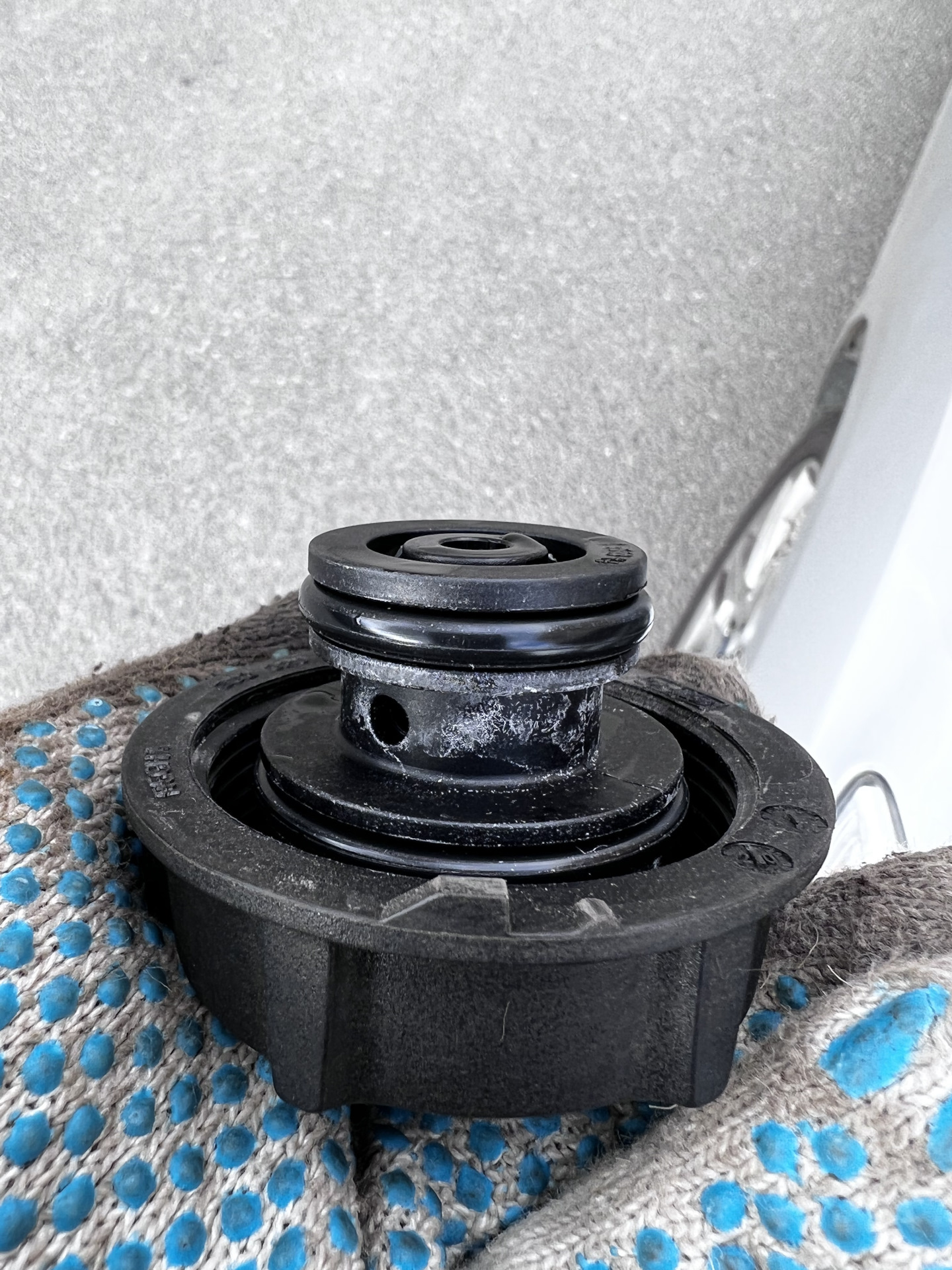 Крышка расширительного бачка от ФМ5 — Ford Mondeo IV, 2,3 л, 2012 года ...