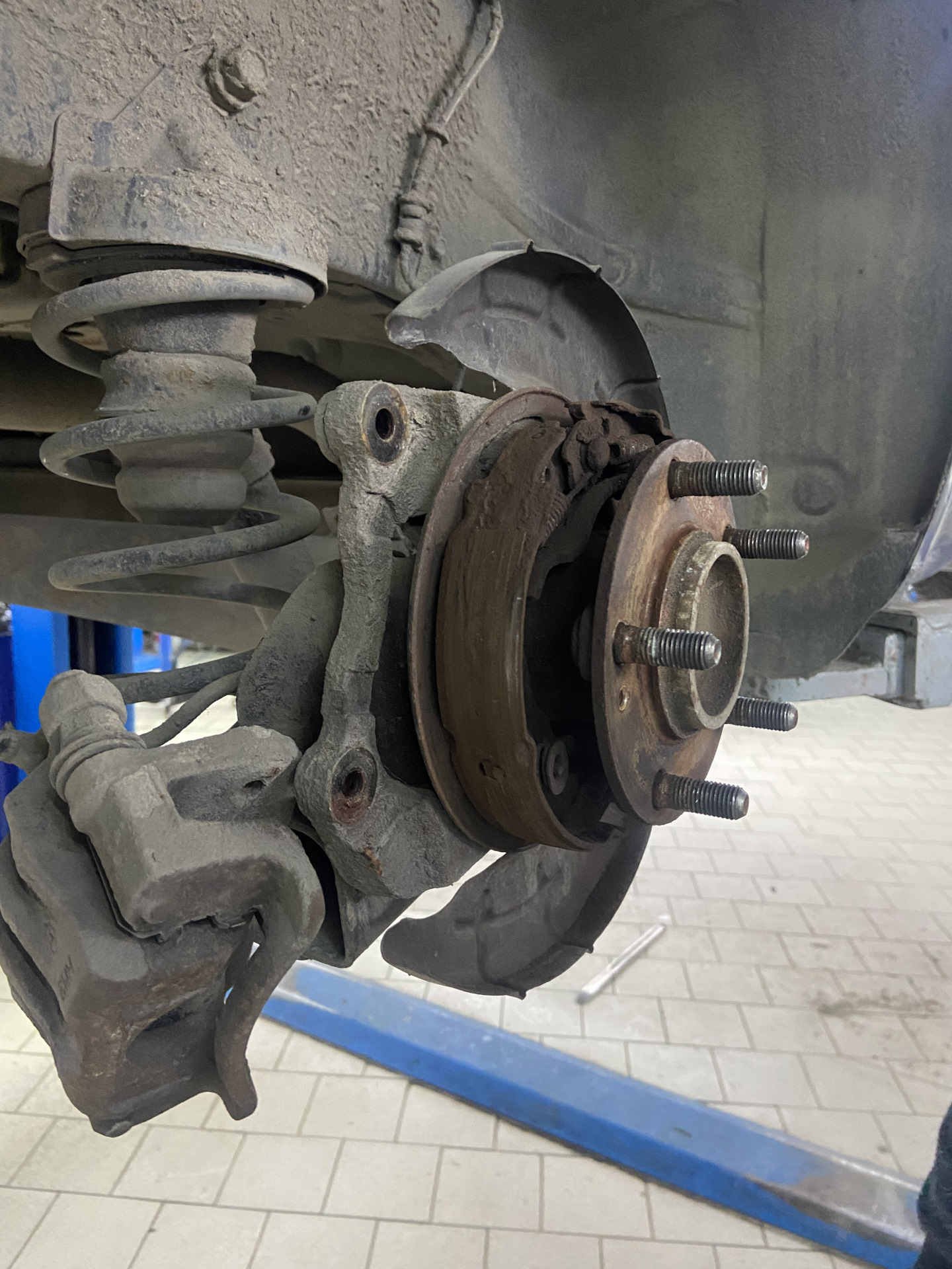 Замена колодок стояночного тормоза или че, ручник так должен работать ...