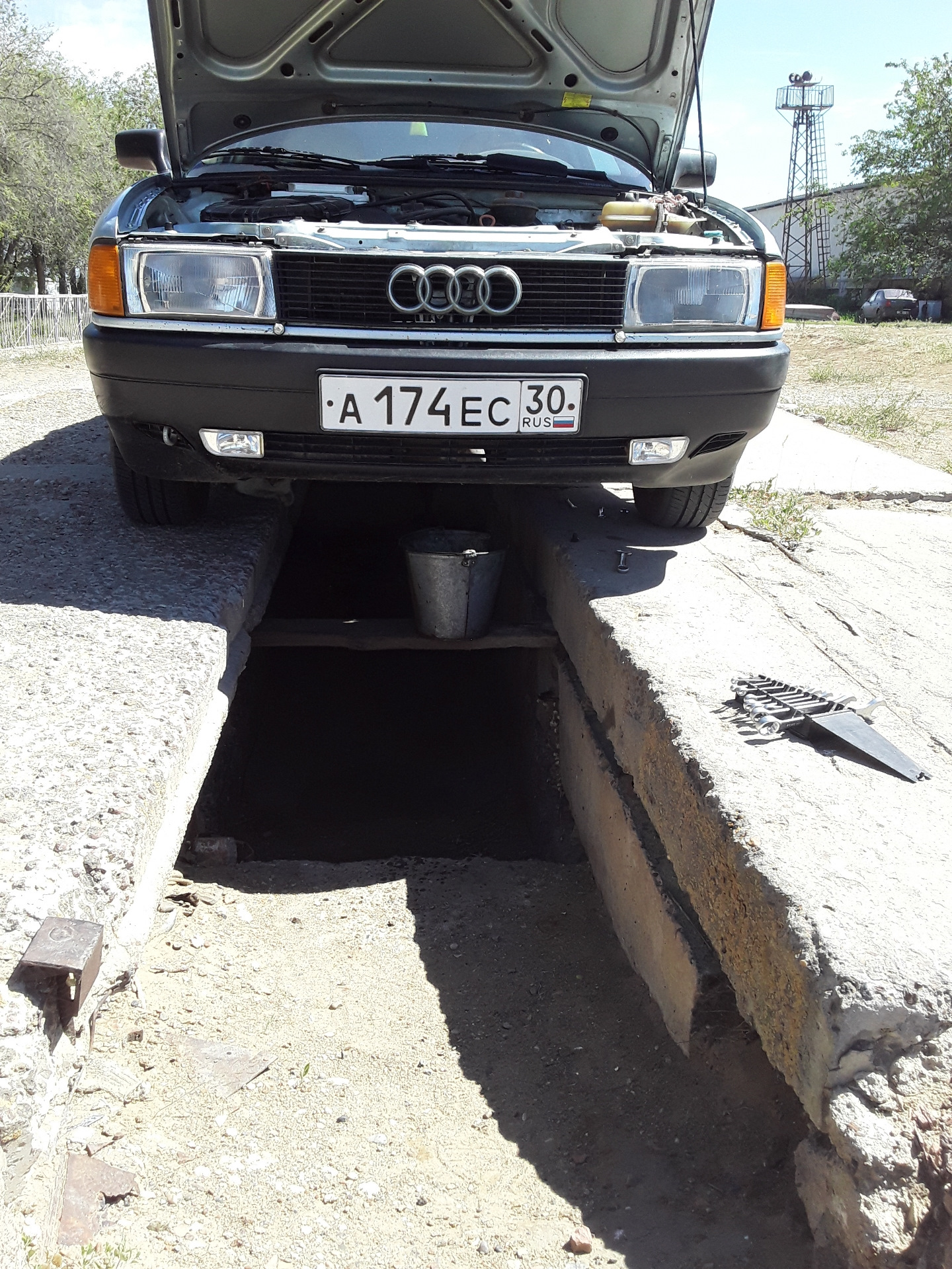 Замена масла и промывка соляркой — Audi 80 (B3), 1,8 л, 1989 года ...