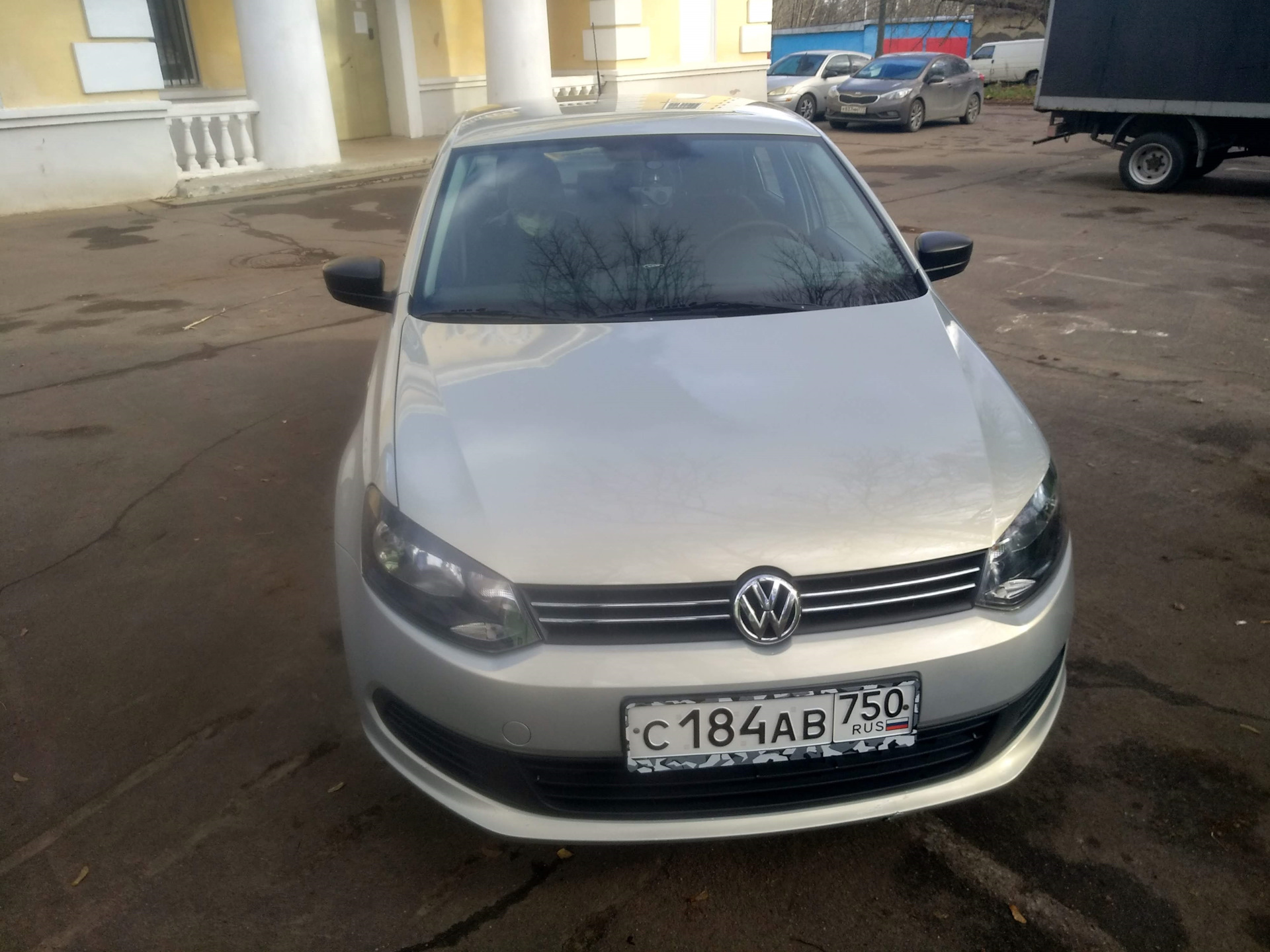 Volkswagen polo 1. Поло в автосервисе. Фольксваген поло 1. Поло седан 2010. Volkswagen polo sedan (2010).