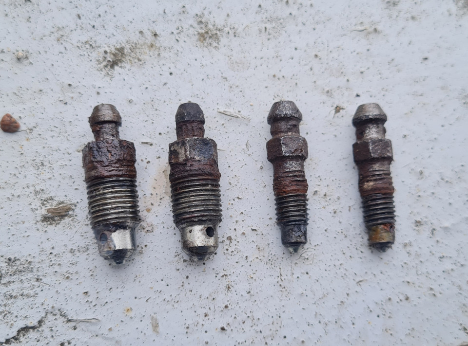 Замена тормозной жидкости и штуцеров прокачки тормозной системы ...