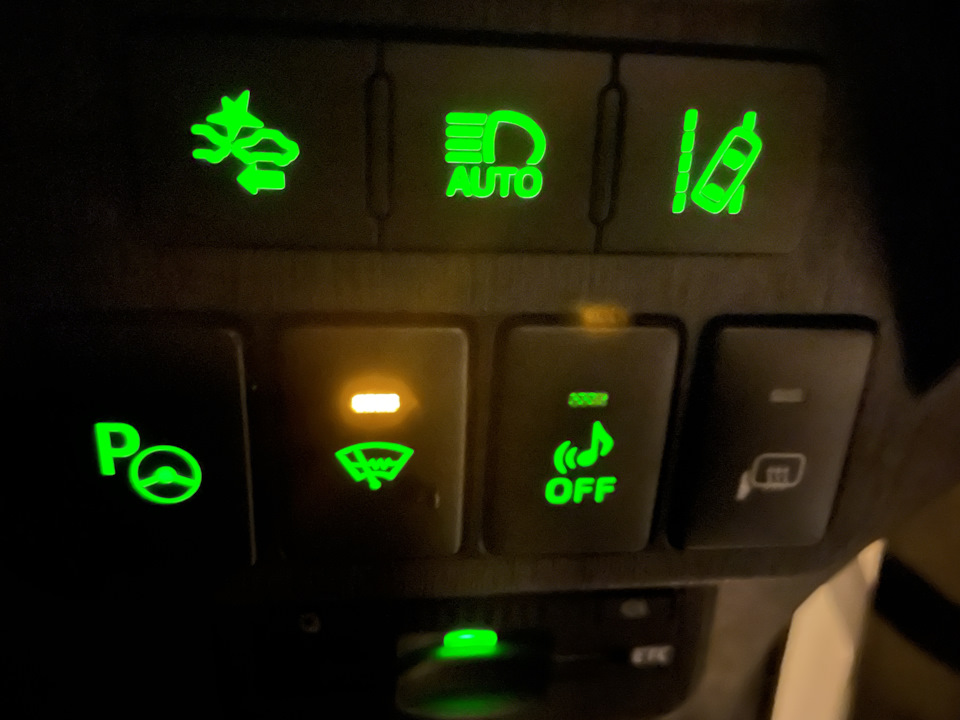 Подогрев зоны покоя дворников — Toyota Prius Alpha, 1,8 л, 2015 года ...