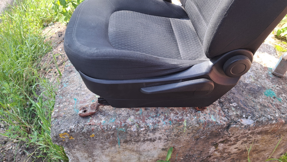 Покраска креплений водительского сиденья — Hyundai ix35, 2 л, 2010 года ...