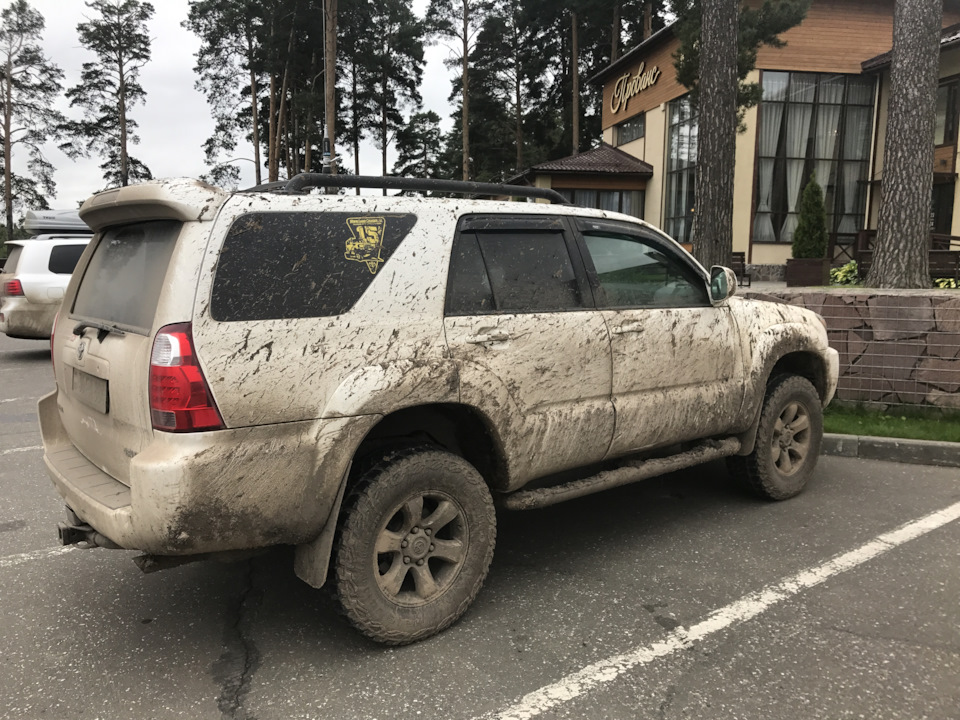 Эту грязь мы нашли в Пермском крае при объезде 6-часовой пробки по черноземному полю (давление в шинах было 2.2 атм). Пробку мы объехали за 15 минут, а по рации фуристы говорили, что провели в ней уже 6 часов. — Toyota 4Runner IV