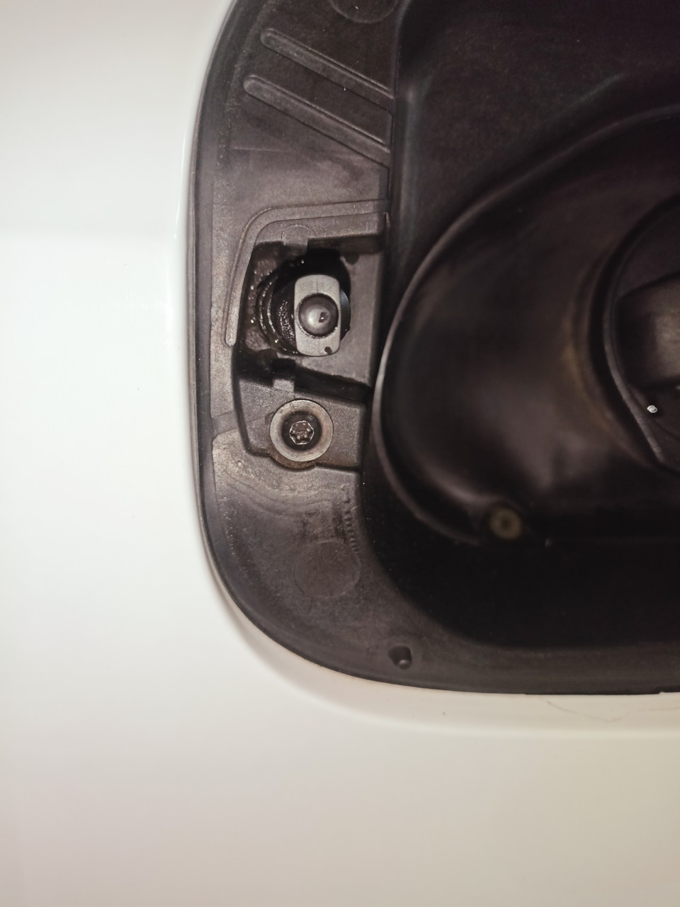 Актуатор лючка бензобака. — Skoda Octavia A7 Mk3, 1,8 л, 2014 года ...