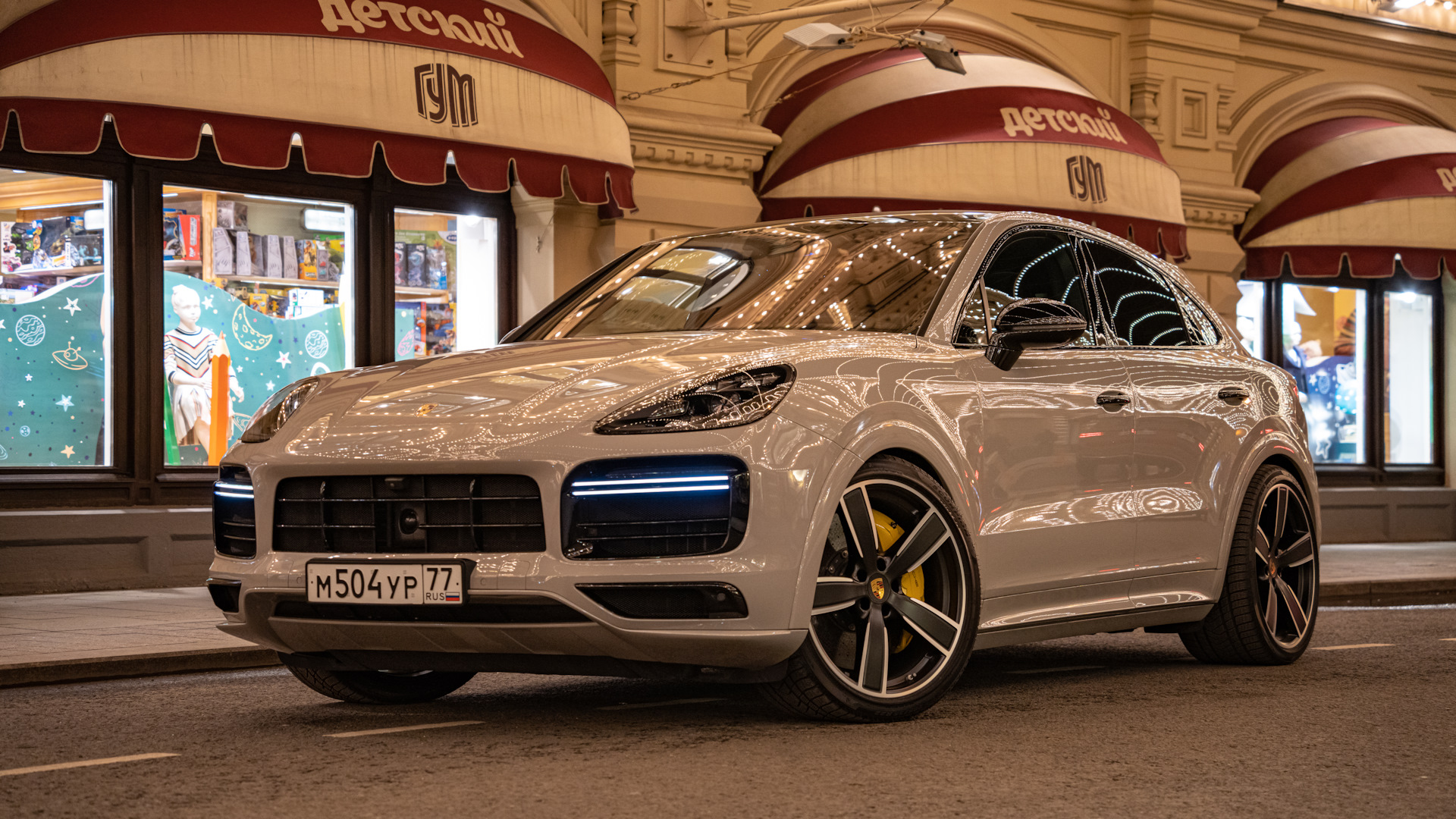 За рулем Porsche Cayenne 2020