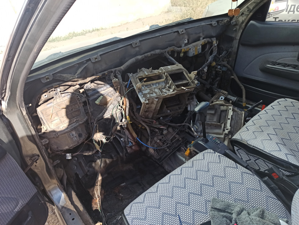 Потек радиатор отопителя салона — Toyota Sprinter (90), 1,5 л, 1990 ...