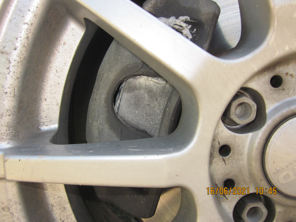 Передний тормоз. Состояние пасты спустя 6420км после нанесения до обстрела грязевой фрезой — Lada Vesta SW (1G)