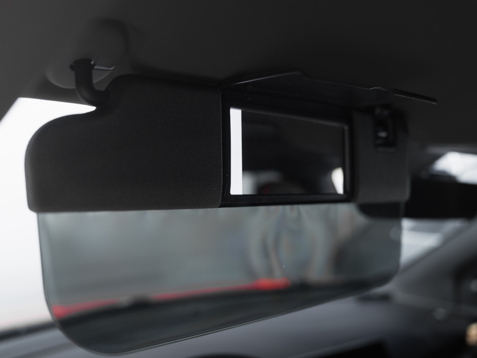 Зеркало с подсветкой работает как у водителя, так и у пассажира — Geely Coolray (2023)