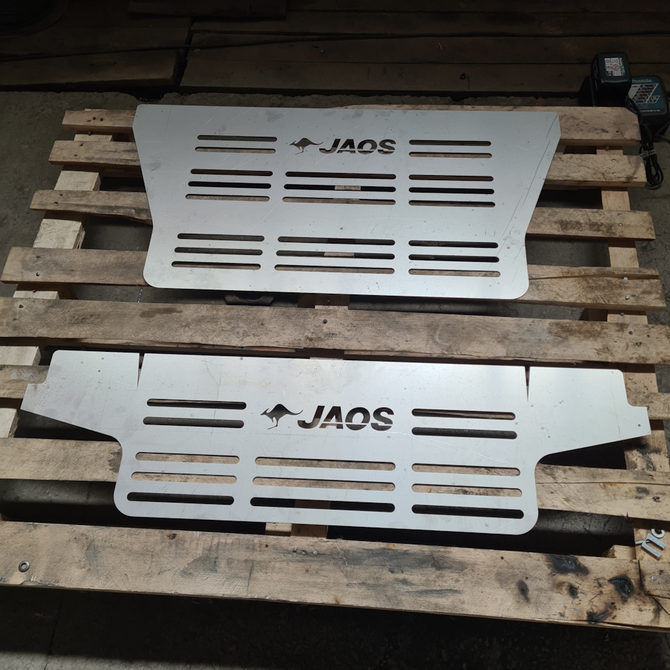 В заранее спланированном месте все, что задумано вырезаем лазером. — Toyota RAV4 (I)