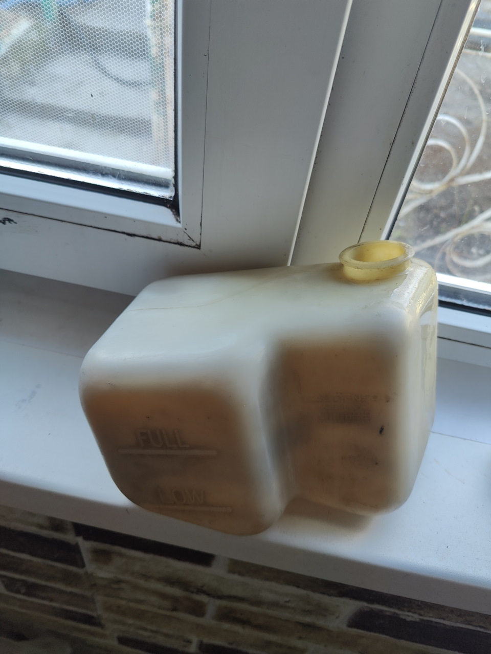 Вид печальный, да и жидкости в нем толком не видно. — Toyota Chaser (100)