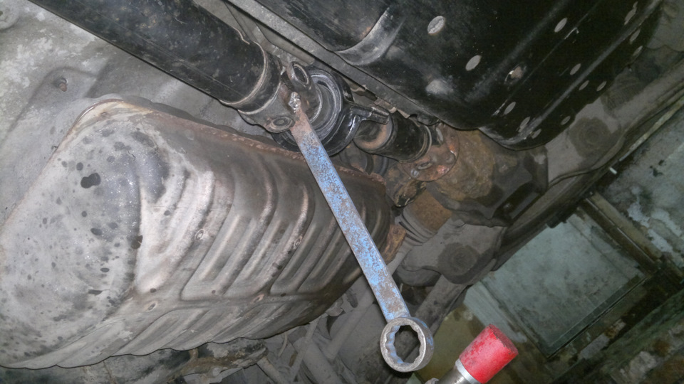 Кардан стоит задом-наперед для окончательной затяжки центральной гайки. — KIA Mohave (HM)