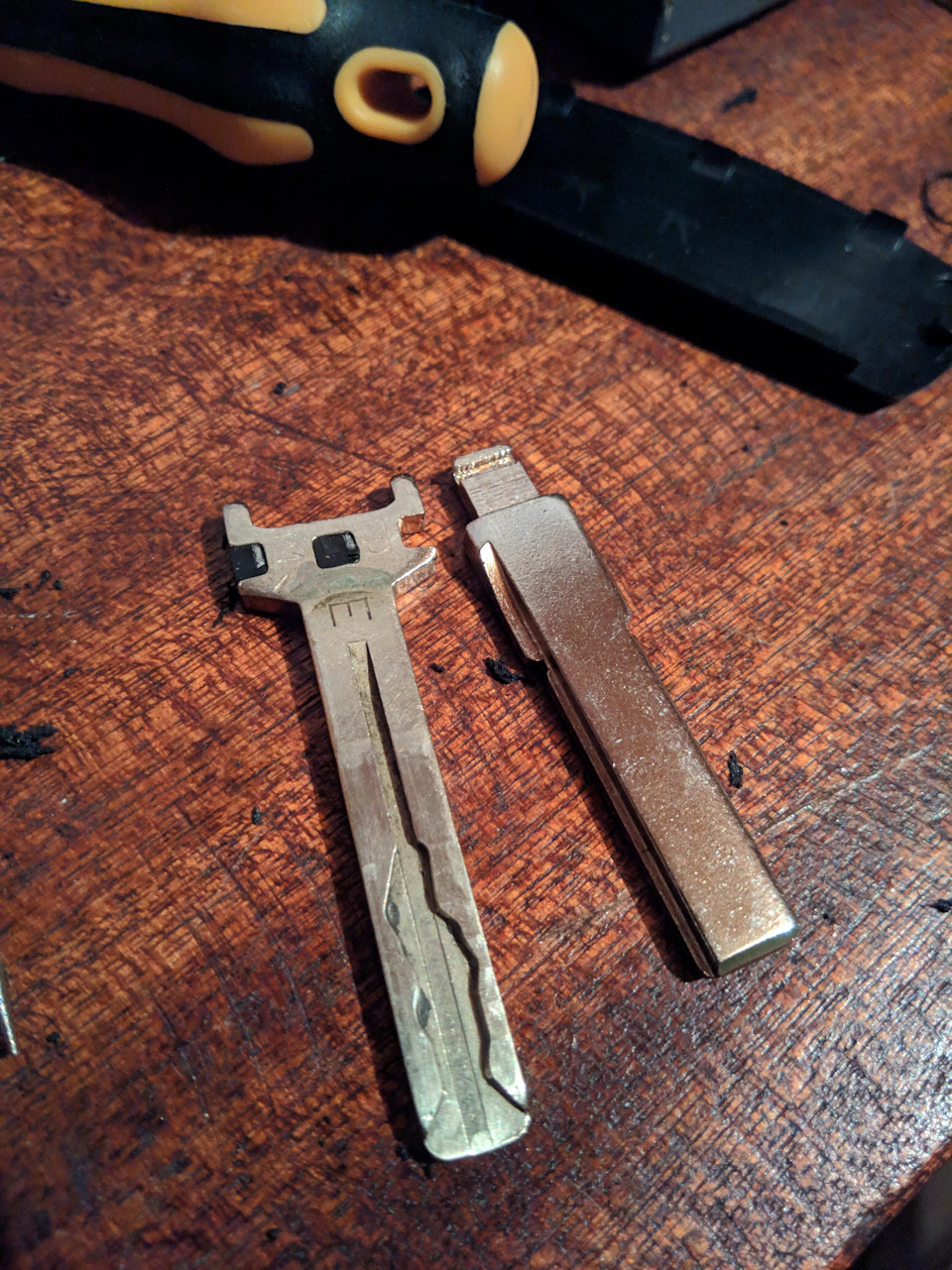 Исходное состояние, родное жало слева — KIA Ceed SW (1G)