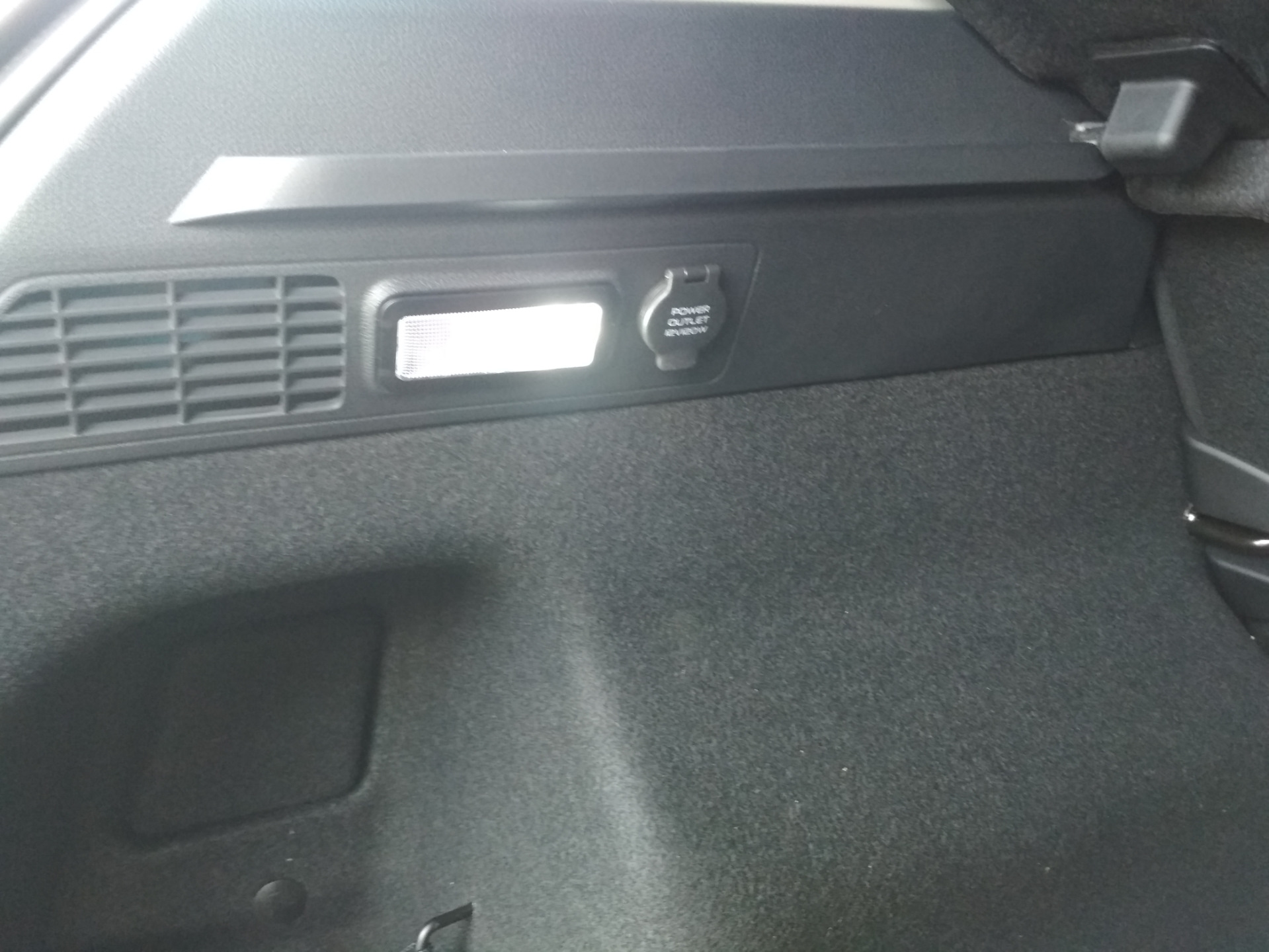 Кнопка багажника geely atlas. Как открыть багажник в geely coolray. Geely coolray, 1 багажник. Крючок в багажник geely coolray. Geely coolray 2021 багажник.