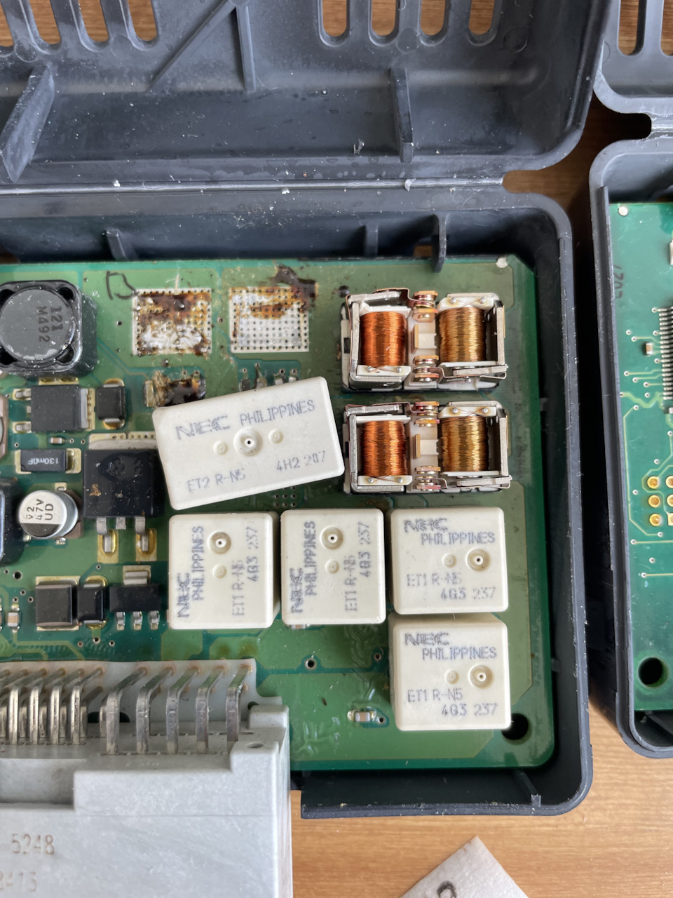 Под крышками находятся реле, все они работают при переключение режимов. — Lincoln Navigator (2G)