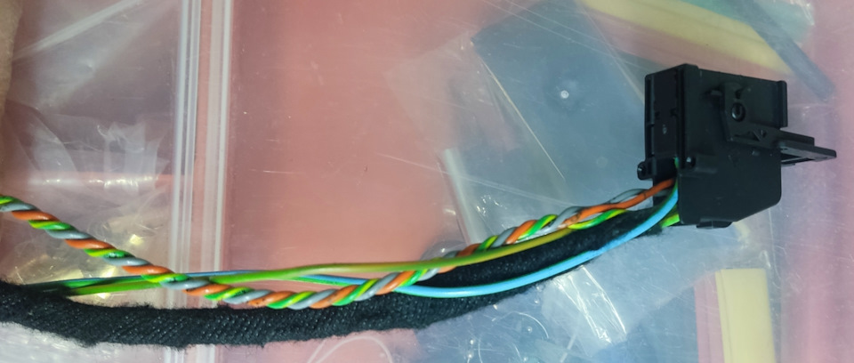 Собираем проводку, по схеме видим антену, я же поставил вместо неё 2 провода по 20см, которые изолировал термоусадкой и обмотал пушистой изолентой — Citroen C4 (1G)