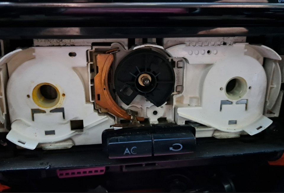 Отрыгнул переключатель скоростей печки (не регулировал скорость ...