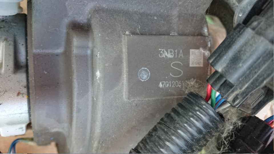 маркировка главного героя — Nissan Leaf (1G). Запчасти на фото: 4701206