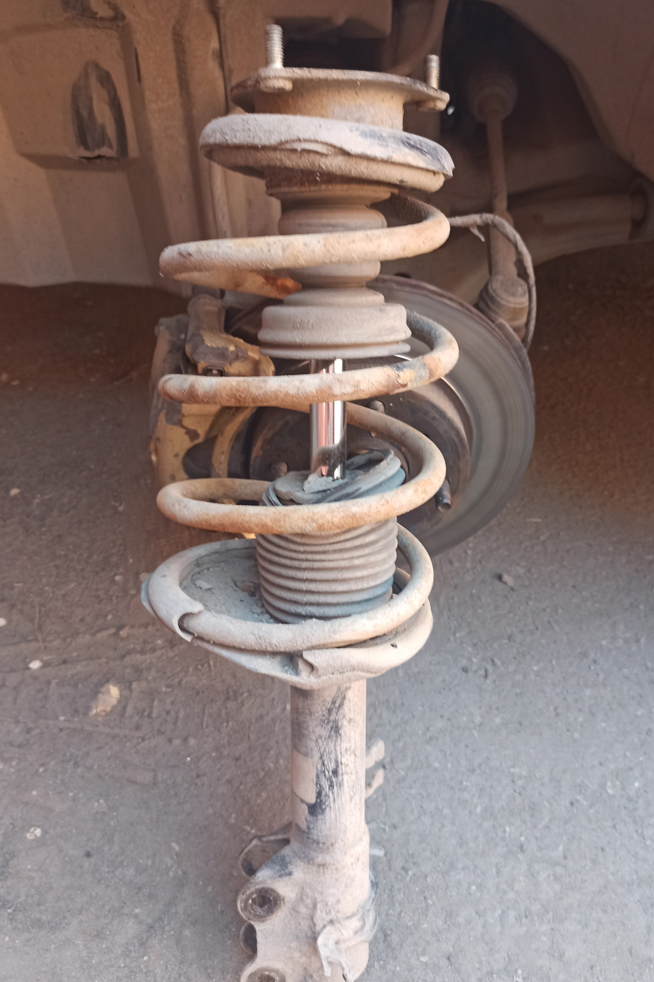 Замена передних амортизаторов — Nissan Sunny (B15), 1,5 л, 2002 года ...