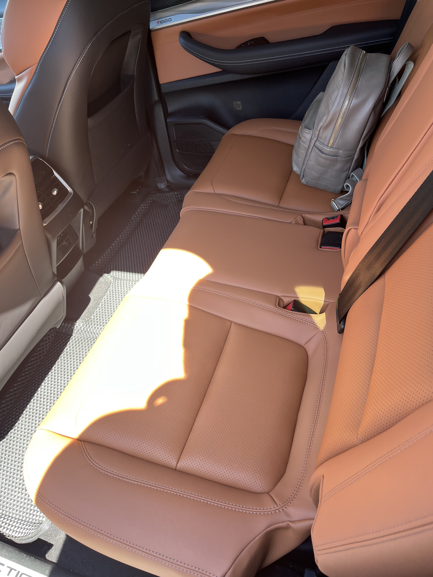 Треснула «кожа» на водительском сиденье — Chery Tiggo 8 Pro, 1,6 л ...