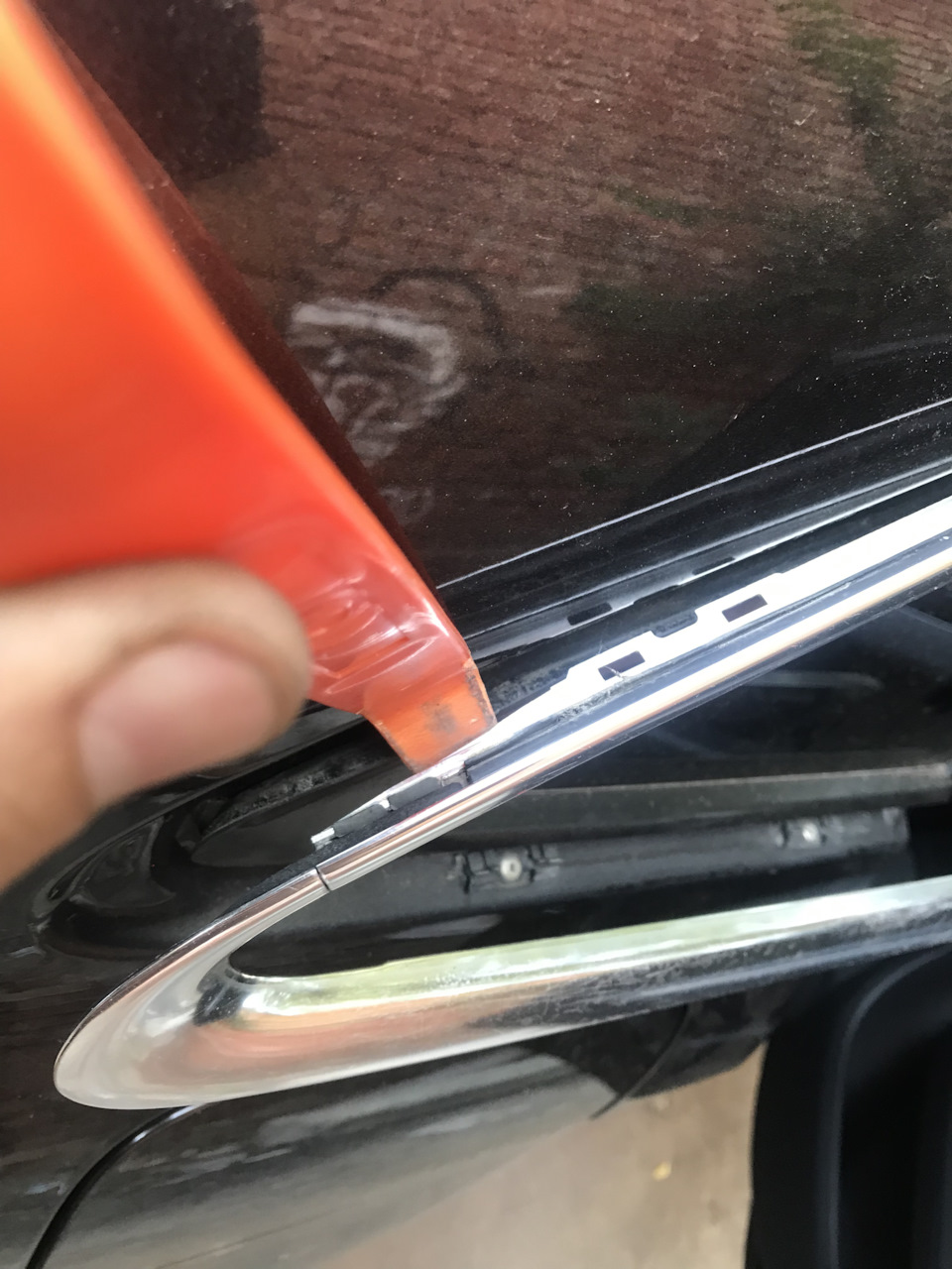 Потихонечку вставляем где защёлка и чуток шевелим и тянем — Audi A4 (B8)