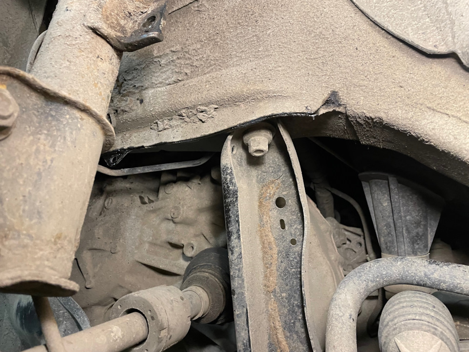 Верхний болт подрамника — Suzuki Vitara (4G)